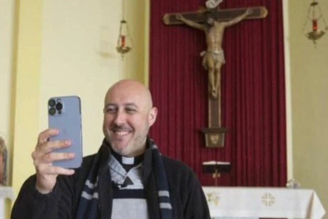 Sacerdote comparte cómo combatió la depresión y salió del “pozo oscuro” de la tentación del suicidio
